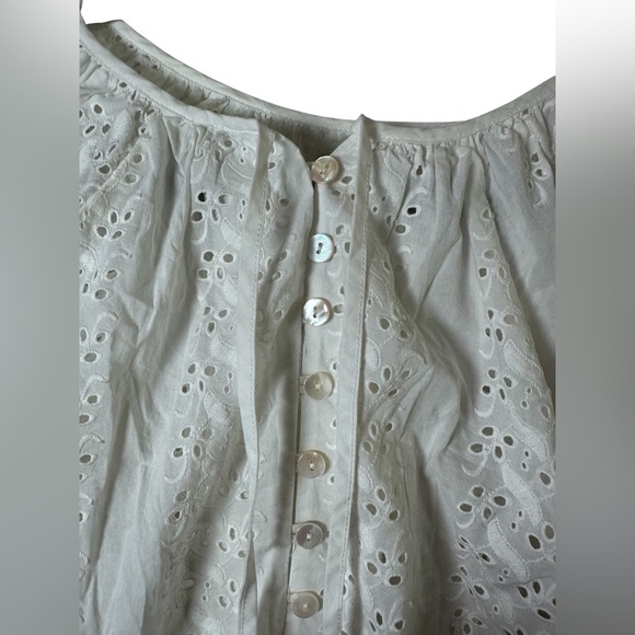 Urban Outfitters White Eyelet Button-Back Blouse Size XS - Picture 2 of 8